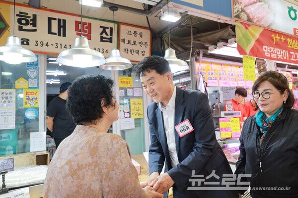 하은호 시장이 관내 시장을 방문해 상인들과 인사를 나누고 있다./사진=군포시