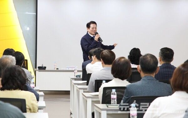 최대호 시장이&nbsp;재개발・재건축 정비사업 간담회에서 발언을 하고 있다./사진=최대호 시장 페이스북&nbsp;