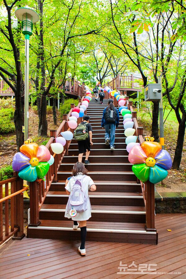 통학하는 학생들이&nbsp;절골근린공원 통학로를 이용하는 모습/사진=용인시