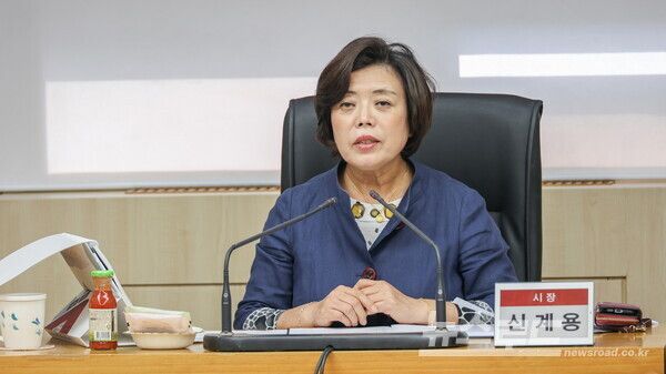 신계용 시장이 과천시 스마트빌리지 보급 확산 사업 착수보고회에서 발언하고 있다./사진=과천시