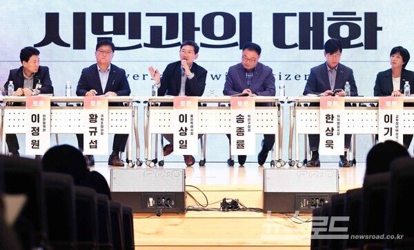 이상일 시장이 ‘2025년 처인구 시민과의 대화’에서 질의응답에 답하고 있다./사진=용인시