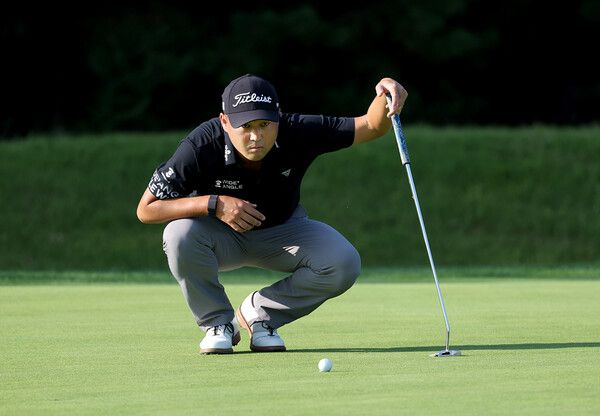 이태훈 9번홀 그린 퍼팅 라인을 살피는