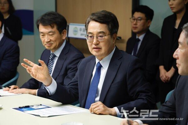 26일 오후 난징 더지플라자에서 열린 종루이코리아 이차전지 투자협약 체결식에서 김동연 경기도지사가 인사말을 하고 있다./사진=경기도