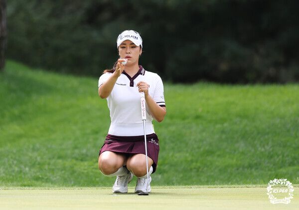 윤이나 제25회 하이트진로 챔피언십 3R 5번홀 그린 파악 (사진제공 KLPGA)