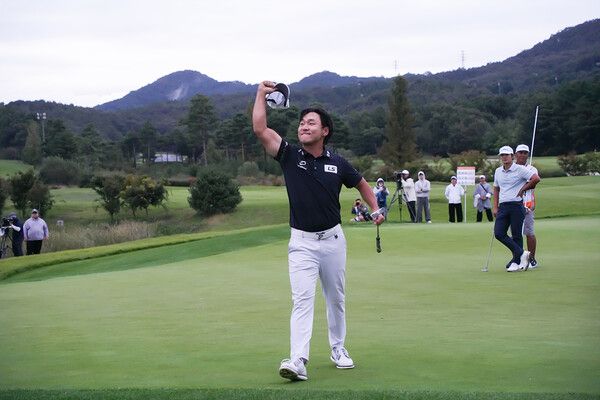 전가람 18번홀에서의 우승 세레머니 (사진제공 KPGA)