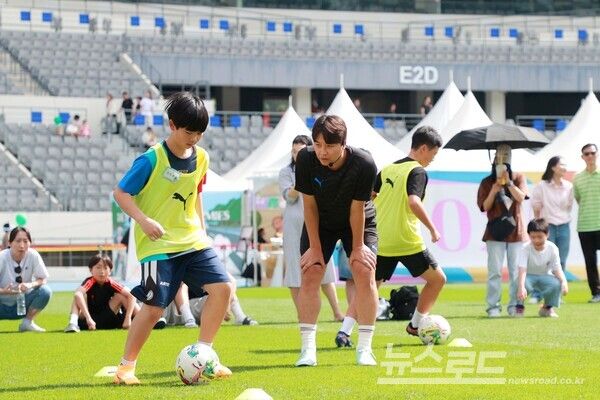 용인특례시 '스포츠 스타와 함께하는 시민 참여 축제'에서 원포인트 레슨중인 이동국 실장/사진=용인시