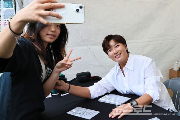 용인특례시 '스포츠 스타와 함께하는 시민 참여 축제'에서 사인하는 박세리 전 감독/사진=용인시