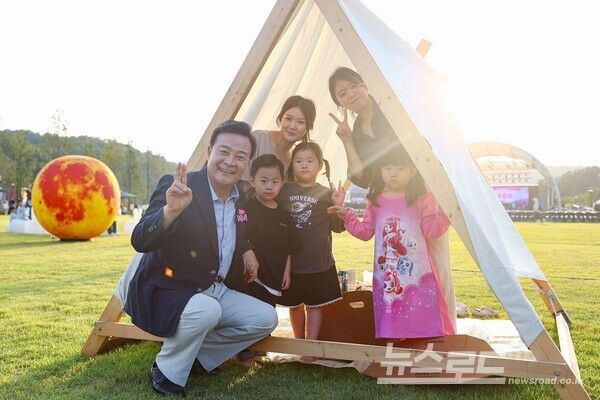 김성제 시장이 '의왕백운호수축제'에 참석한 시민과 기념촬영을 하고 있다./사진=김성제 시장 페이스북