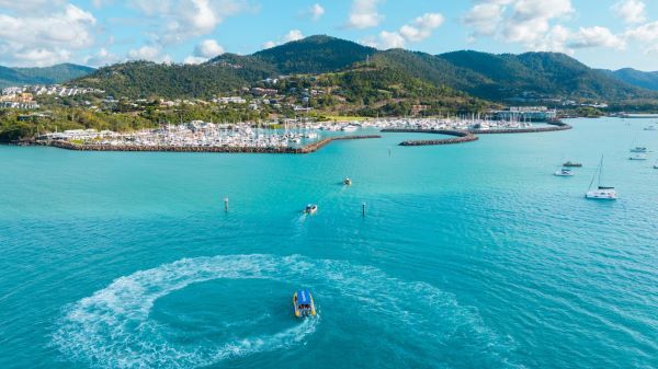 에얼리 비치 - 코랄 씨 마리나 [출처=퀸즐랜드주관광청]