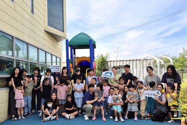 구미 하늘어린이집 원아와 교사가 ‘2025 리빙인하모니’를 통해 개선된 외부놀이공간에 모여 있다.