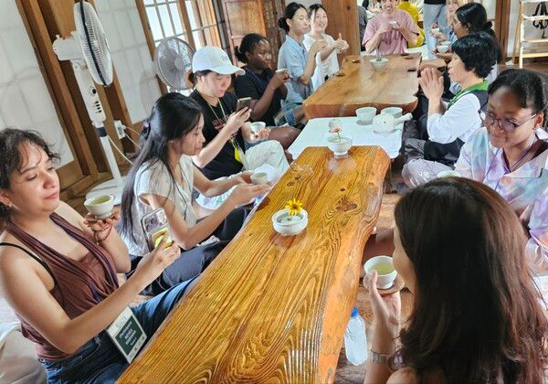 외국인 관광객들이 순천 야생차체험관에서 시음행사를 하고 있다. 사진=순천시