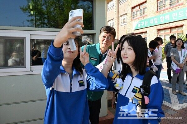 이민근 시장(가운데)이 청소년 약물 및 도박 예방 캠페인을 벌이는 가운데 학생들과 기념촬영을 하고 있다./사진=이민근 시장 페이스북