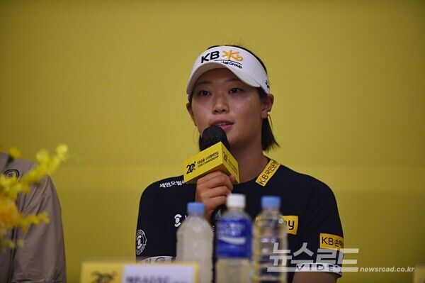 3일 오후 경기 이천 블랙스톤 골프클럽에서 ‘KB금융 스타챔피언십’ 대회를 앞두고 주요 출전 선수들의 기자회견이 열렸다. 방신실이 4일부터 열리는 대회 라운딩에 대한 기대를 말하고 있다. 사진 이민희 기자 
