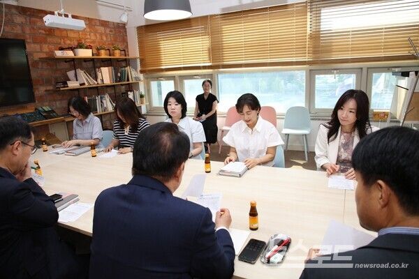 최대호 시장이&nbsp;시청 3층 접견실에서 전수식을 열고 직원들을 격려하고 있다./사진=최대호 시장 페이스북