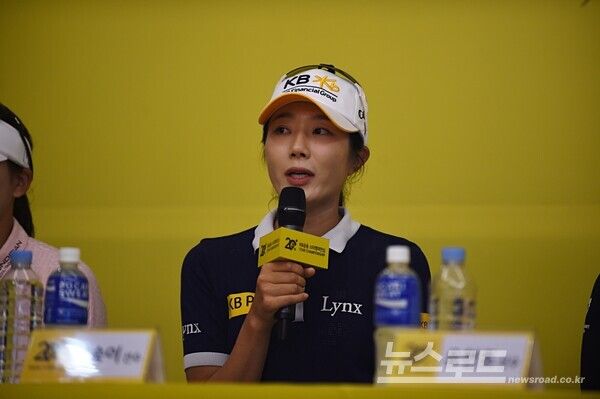 3일 오후 경기 이천 블랙스톤 골프클럽에서 ‘KB금융 스타챔피언십’ 대회를 앞두고 주요 출전 선수들의 기자회견이 열렸다. 안송이가 메이저대회 우승에 대한 의지를 말하고 있다. 사진 이민희 기자 