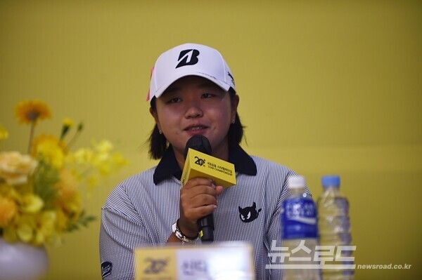 3일 오후 경기 이천 블랙스톤 골프클럽에서 ‘KB금융 스타챔피언십’ 대회를 앞두고 주요 출전 선수들의 기자회견이 열렸다. 신다인이 낼 라운딩에 대해 말하고 있다. 사진 이민희 기자 