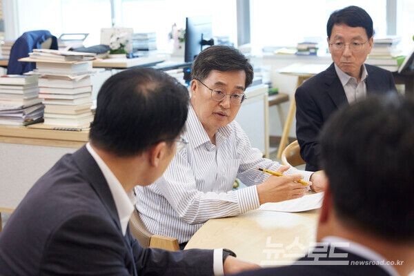 김동연 지사가 ‘근로감독권 실행 전략 점검회의’를 주재하고 있다./사진=경기도