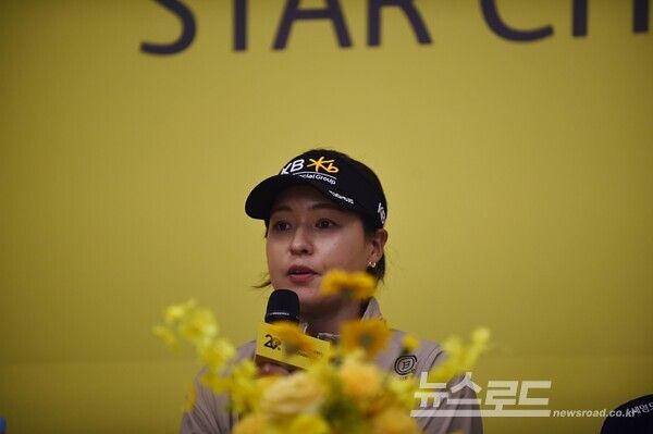 3일 오후 경기 이천 블랙스톤 골프클럽에서 ‘KB금융 스타챔피언십’ 대회를 앞두고 주요 출전 선수들의 기자회견이 열렸다. 전인지가 4일 경기에 대해 포부를 밝히고 있다. 사진 이민희 기자 
