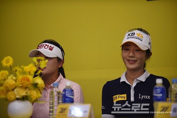 3일 오후 경기 이천 블랙스톤 골프클럽에서 ‘KB금융 스타챔피언십’ 대회를 앞두고 주요 출전 선수들의 기자회견이 열렸다. 노승희가 블랙스톤 이천 골프클럽의 어려움에 대한 말을 하고 있다. 사진 이민희 기자 