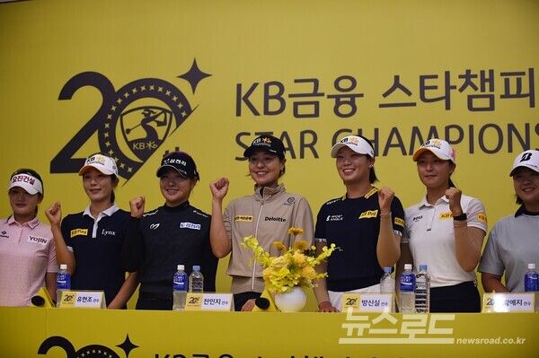 3일 오후 경기 이천 블랙스톤 골프클럽에서 ‘KB금융 스타챔피언십’ 대회를 앞두고 주요 출전 선수들의 기자회견이 열렸다. (왼쪽부터)노승희, 안송이, 유현조, 전인지, 방신실, 박예지, 신다인 프로가 참석했다. 사진 이민희 기자 