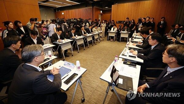 금감원장과 간담회 하는 가상자산 사업자 대표들/연합뉴스