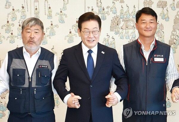 이재명 대통령(가운데)이 김동명 위원장(왼쪽)과 양경수 위원장의 손을 잡고 기념촬영하는 모습 [사진=연합뉴스]