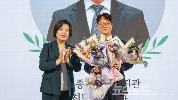 신계용 시장이 보건복지부 장관상을 시상하고 기념촬영을 하고 있다. /사진=신계용 시장 페이스북