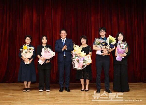 최대호 시장과 양성평등 유공자 및 경기여성 기예경진대회 입상자들이 4일 양성평등주간 기념행사에서 기념촬영을 하고 있다./사진=안양시