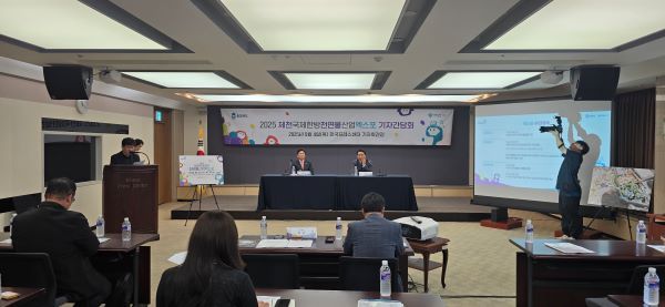 기자들과 일문일답중인 김영환 충북도지사와 김창규 제천시장 [사진=서진수기자]