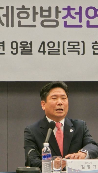 김창규 제천시장이 기자들의 질문에 답하고 있다. 사진=서진수기자