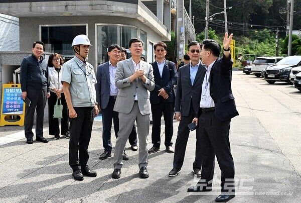 이민근 시장이 대덕전자를 방문해 관계자의 안내를 경청하고 있다./사진=안산시