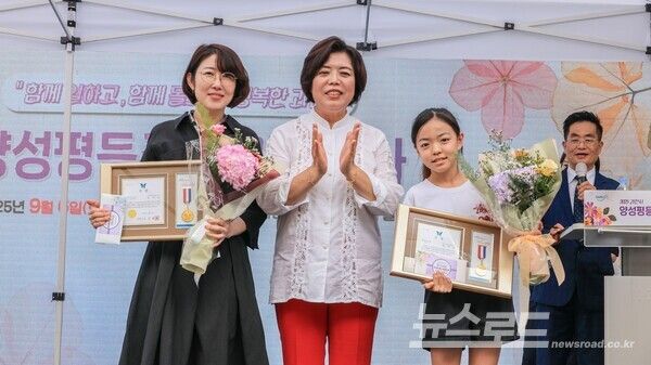 신계용 시장이 '2025 과천시 양성평등주간 기념행사'에서 수상자와 기념촬영을 하고 있다./사진=신계용 시장 페이스북