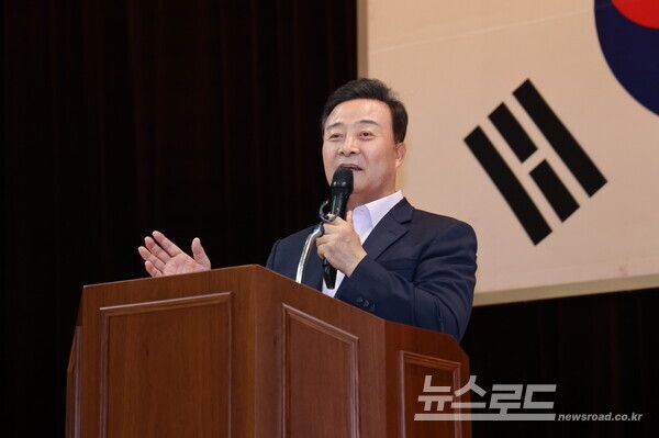 김성제 시장이 사회복지사의 날 행사에서 축사를 하고 있다./사진=의왕시