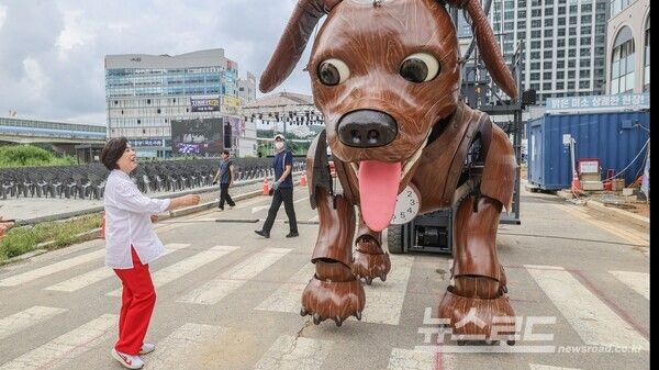 신계용 시장이 과천지식정보타운 4단지 앞에서 열린 '2025 과천공연예술축제' 사전 홍보 행사에 방문해 대형 강아지 인형 '로그'와 인사를 나누고 있다./사진=신계용 시장 페이수북