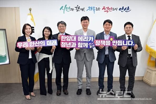 이민근 시장이 한양대 ERICA가 함께하는 신규 정책 개발 교육과정을 공유하고 기념촬영을 하고 있다./사진=이민근 시장 페이스북&nbsp;