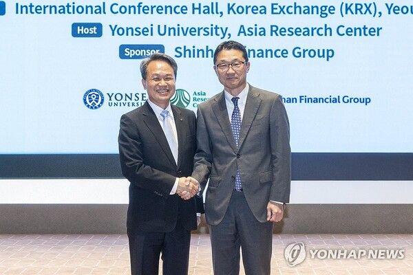 기념 촬영하는 진옥동 회장과 일본 금융청장/연합뉴스