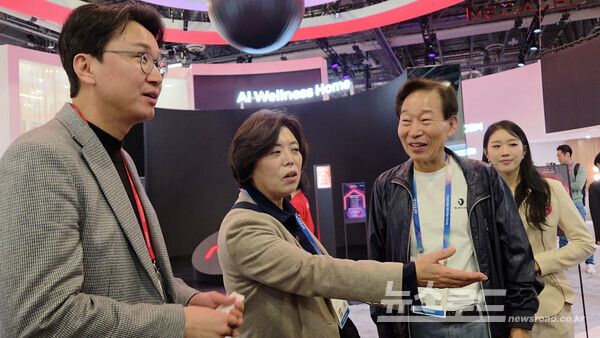 신계용 시장(왼쪽 두 번째)이 CES 박람회에 참관해 질문하고 있다./사진=신계용 시장 페이스북