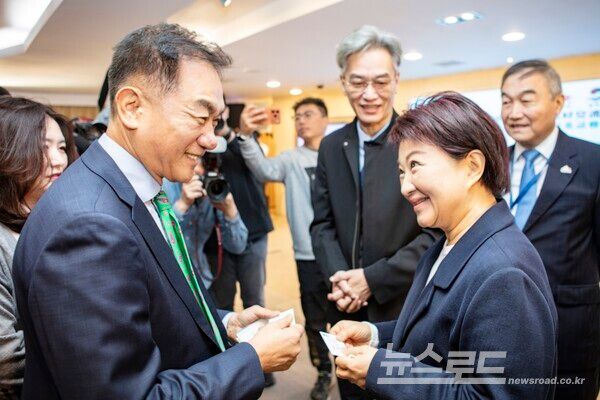 인사를 나누는 정장선 평택시장(왼쪽)과 루슈옌(Lu Shiow-Yen) 타이중시장/사진=평택시