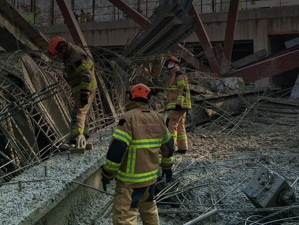 붕괴 현장에서 구조 활동을 벌이고 있는 소방공무원들, 가장 위험한 순간에 가장 먼저 투입돼, 현장이 정리되는 마지막까지 남는다. [사진=소방청]