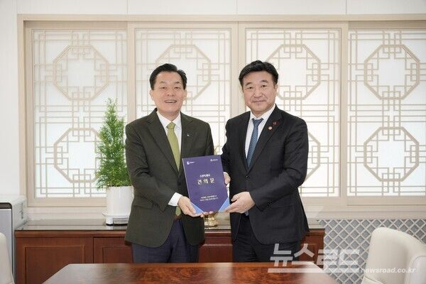 이재준 시장(왼쪽)이 윤호중 행정안전부 장관(오른쪽)을 만나 지방분권 강화와 지방소명 대응 위한 정책을 건의했다./사진=이재준 시장 페이스북