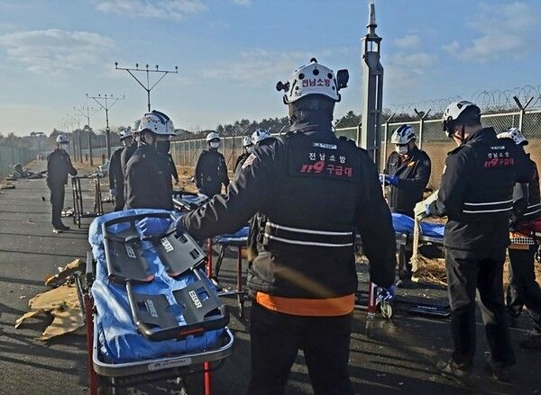 소방공무원들이 지난 2024년 12월 29일 오전 9시 3분께 전남 무안국제공항에서 발생한 제주항공 여객기 참사와 관련해 대응 3단계를 발령하고, 인명 구조와 현장 수습에 총력을 기울이고 있다. [사진=소방청]