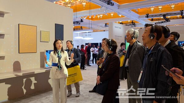 신계용 시장이 CES 박람회에 참관해 참여 기업의 설명을 듣고 있다./사진=신계용 시장 페이스북