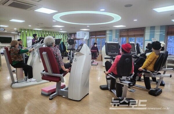 광명시보건소 노인건강증진센터에서 노인건강증진 프로그램이 진행되고 있다./사진=광명시&nbsp;