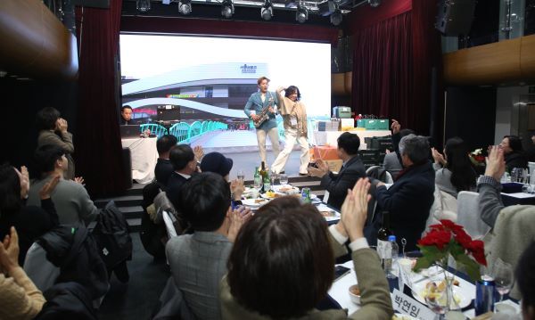 차미량 해피투어 대표가 감사의 몸짓을 선보여 큰 웃음과 함께 박수 갈채를 받았다. [사진=공동취재단]