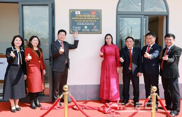 이상일 시장이 13일(베트남 시각) '다낭시 광푸구 용인 공공 디지털도서관’ 준공식에서 현판 제막 후 참석자들과 기념촬영을 하고 있다. (왼쪽부터 응우엔 티 위 짱 다낭시 외무부 부국장, 응우엔 티 투 란 다낭시 땀끼구 서기장, 이상일 용인특례시장, 응우옌 티 안 티 부위원장, 부이 응 옥 안 다낭시 광푸구 서기장, 조당호 국제연꽃마회장, 후인 응 옥 바 광푸구 인민위원회 위원장)/사진=용인시