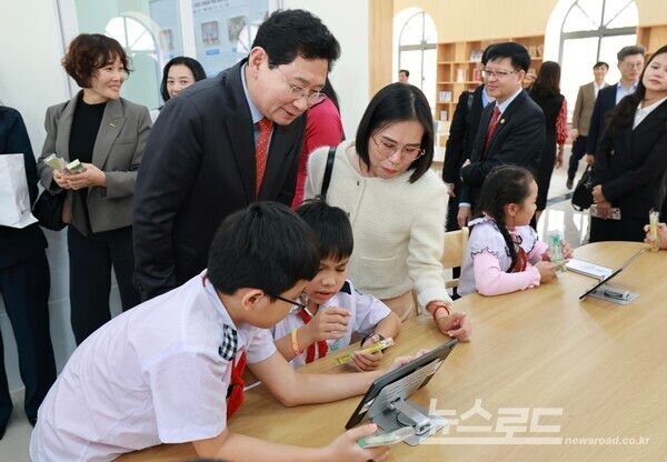 이상일 용인특례시장이 13일(베트남 시각) ‘다낭시 광푸구 용인 공공 디지털도서관’ 준공식 이후 도서관을 돌아보고 있다./사진=용인시&nbsp;