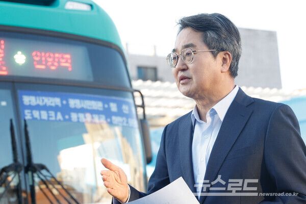 김동연 지사가 서울 시내버스 노동조합의 무기한 전면파업에 따른 도민 최소화를 위한 긴급 대응책을 발표하고 있다./사진=경기도&nbsp;