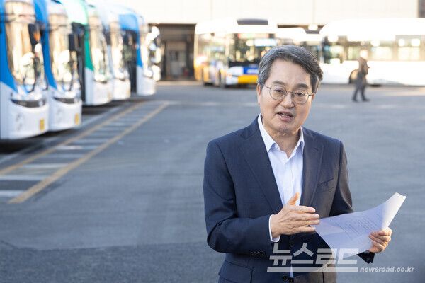 김동연 지사가 서울 시내버스 노동조합의 무기한 전면파업에 따른 도민 최소화를 위한 긴급 대응책을 발표하고 있다./사진=경기도&nbsp;