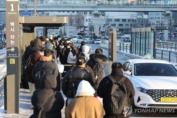 버스가 사라진 도로에서 택시에 몰린 시민들의 출근길 모습 [사진=연합뉴스]