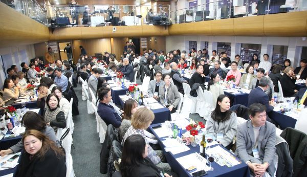 참석 회원사와 내외빈이 정후연 회장의 환영사를 경청하고 있다. [사진=공동취재단]